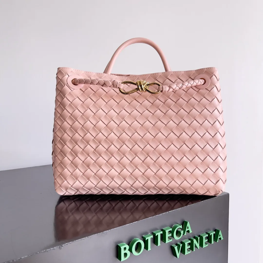 The 2023 new Andiamo batch of 2260 BV has been shipped‼ ️Really popular🔥The new Andiamo woven handbag launched by Bottega Veneta this season is really popular all over the world! ! Celebrities at home and abroad have worn it, and Oscar-winning actress Michelle Yeoh has taken it out on the street. Song Jia, Trai Yara, Yu Feihong, Sanji Ayaka, Rosie Hunting-Whiteley, Yoshioka Riho, etc. have all picked up this bag. It is classic and versatile, showing off its temperament, and the bag capacity is also large, which is very convenient for daily commuting! ! A variety of carrying methods, the shoulder straps can be adjusted by yourself, the original lambskin feels soft and delicate, and the neutral style is made to break gender boundaries and bring a more practical and long-lasting use experience. Andiamo, which has both elegant and casual styles, perfectly interprets the true appearance of "fashionable old money style". Style number: 743572 Size: 32*24*12